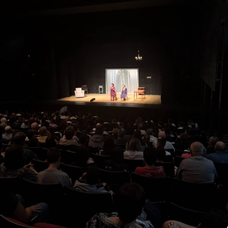 במת תיאטרון מול קהל