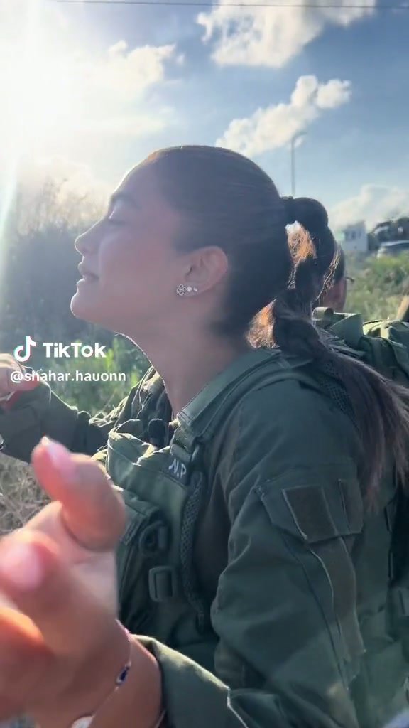 לוחמת ביחידת החילוץ